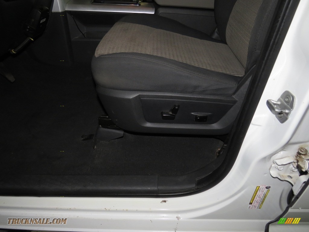 2011 Ram 1500 Big Horn Quad Cab 4x4 - Bright White / Dark Slate Gray/Medium Graystone photo #16
