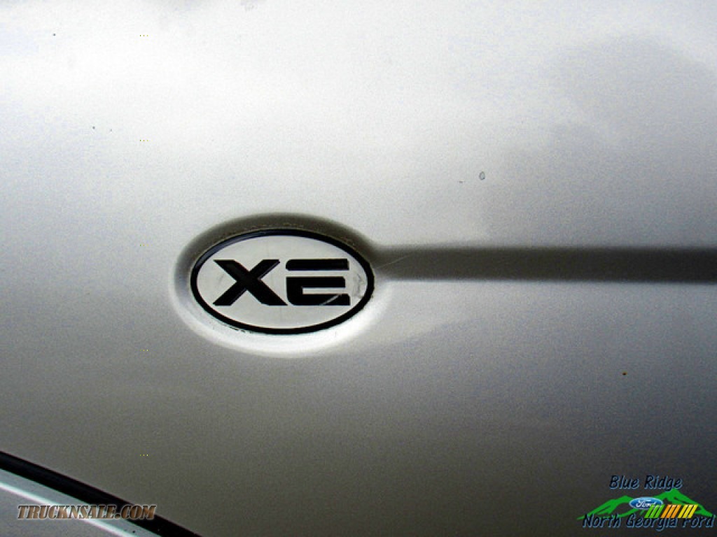 2001 Frontier XE King Cab - Silver Ice Metallic / Gray photo #16