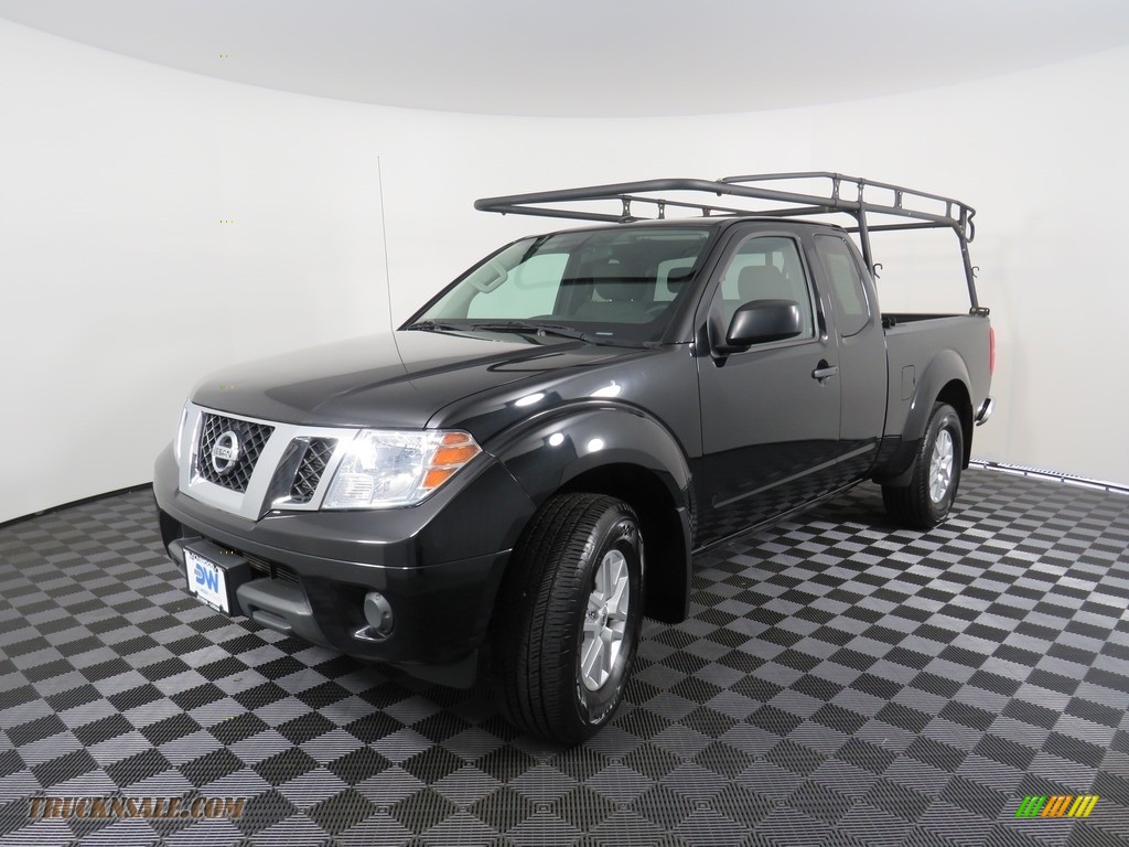 2018 Frontier SV King Cab 4x4 - Magnetic Black / Graphite photo #8