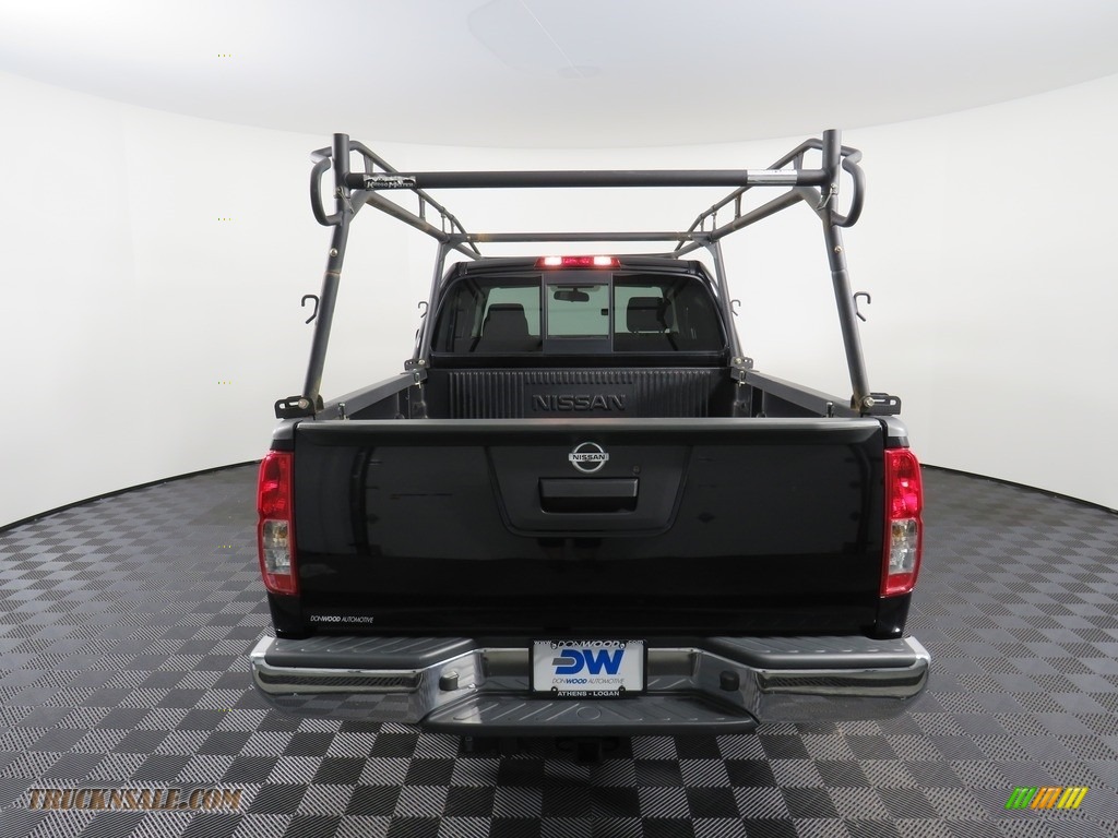 2018 Frontier SV King Cab 4x4 - Magnetic Black / Graphite photo #12
