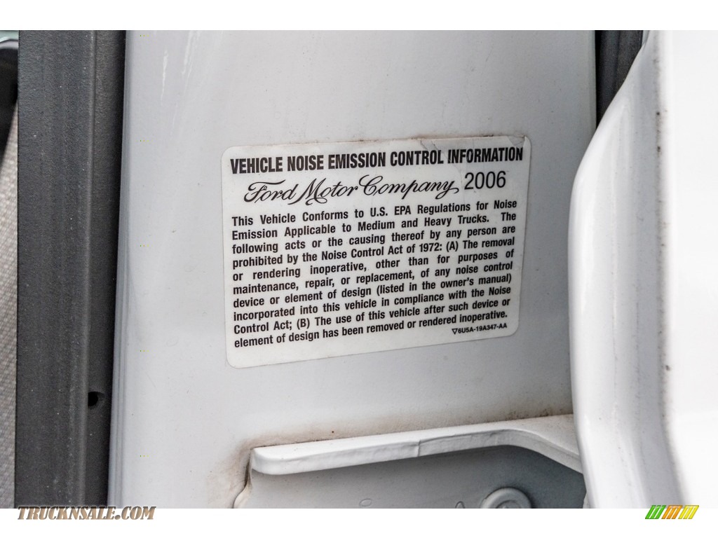 2006 F350 Super Duty XL Crew Cab 4x4 - Oxford White / Medium Flint photo #44