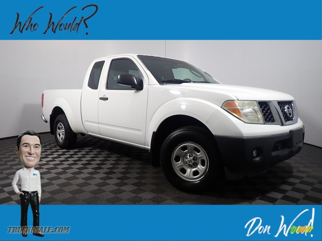 Avalanche White / Steel Nissan Frontier XE King Cab