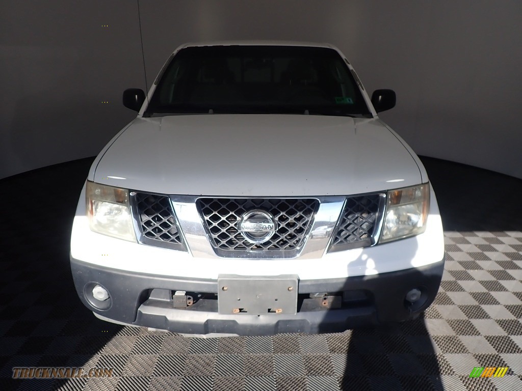 2006 Frontier XE King Cab - Avalanche White / Steel photo #4