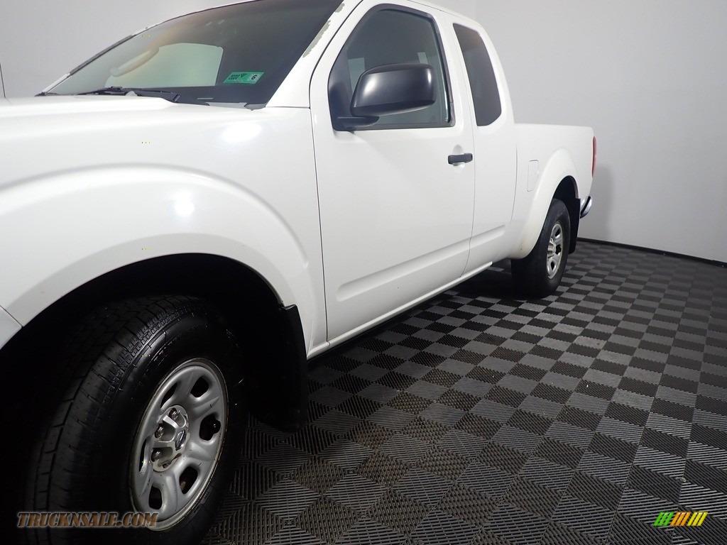 2006 Frontier XE King Cab - Avalanche White / Steel photo #10