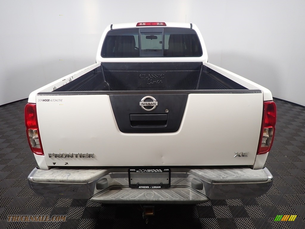 2006 Frontier XE King Cab - Avalanche White / Steel photo #13