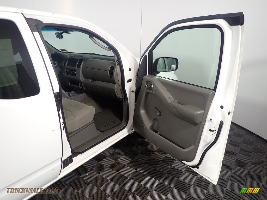 2006 Frontier XE King Cab - Avalanche White / Steel photo #35