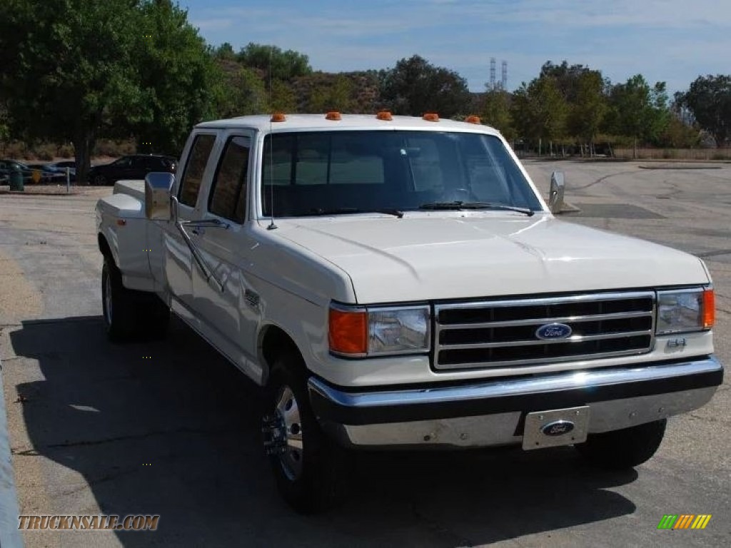 Colonial White / Chestnut Ford F350 XLT Lariat Crew Cab