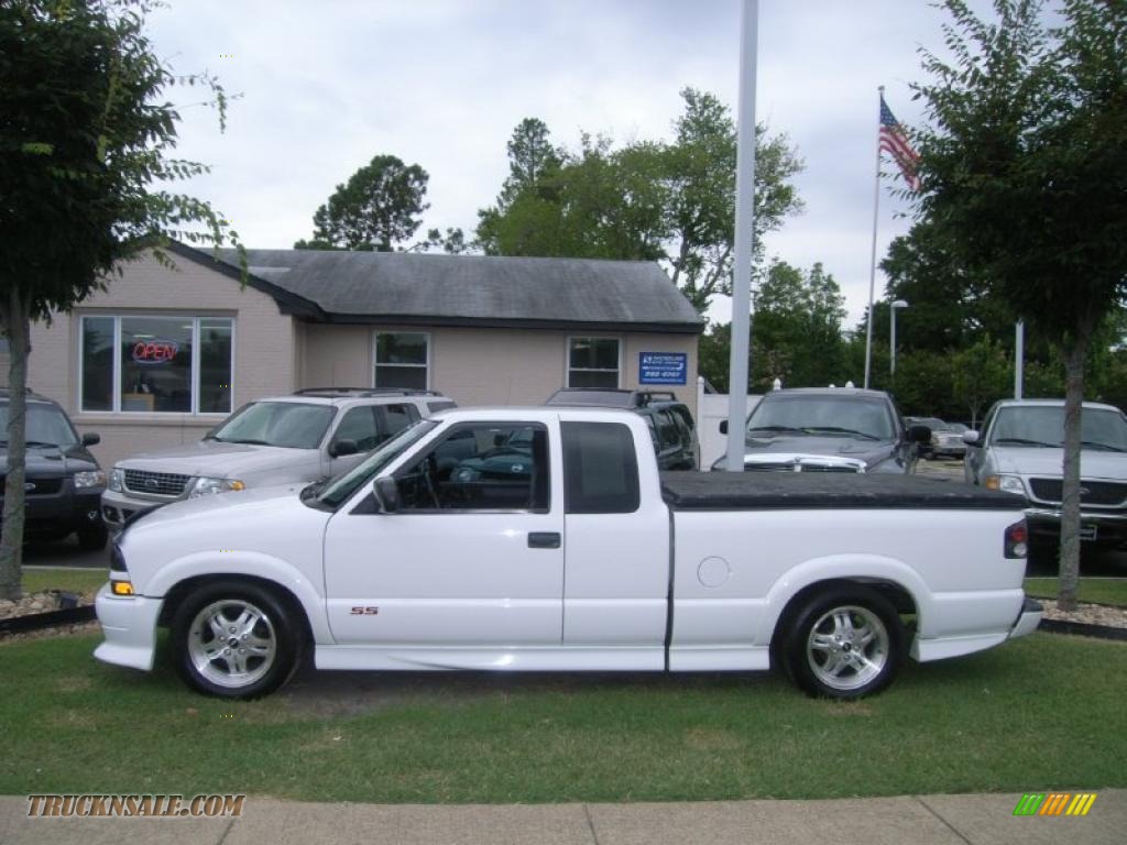 2002 S10 LS Extended Cab - Summit White / Graphite photo #2