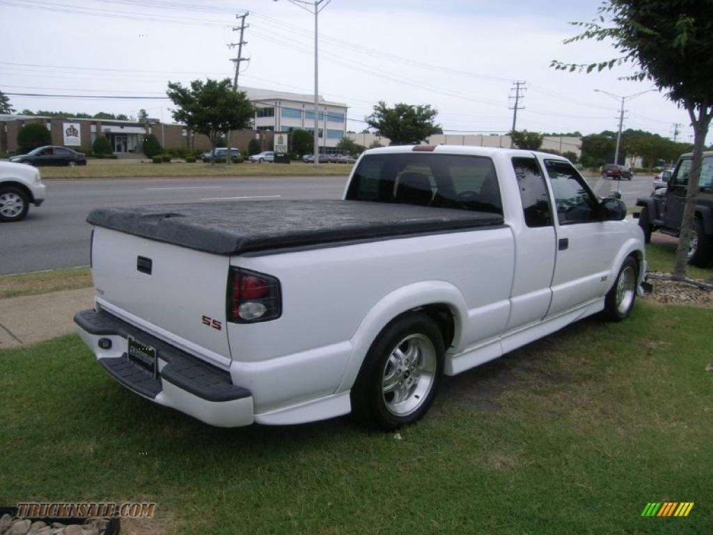 2002 S10 LS Extended Cab - Summit White / Graphite photo #5