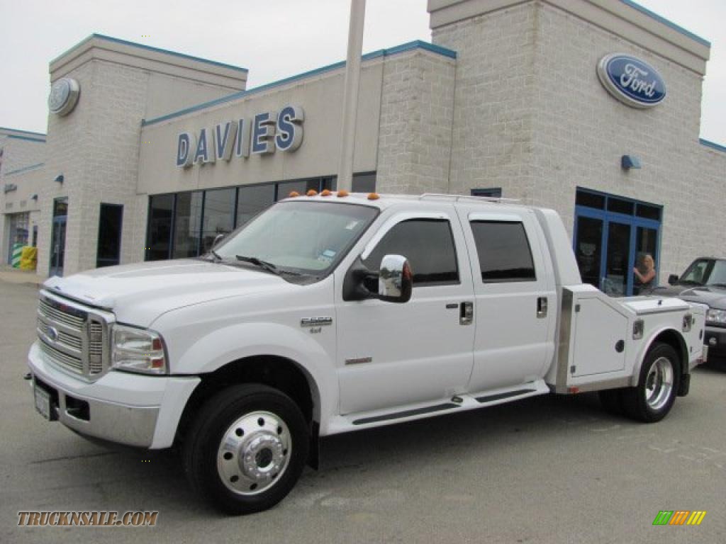 Oxford White / Tan Ford F550 Super Duty Lariat Crew Cab 4x4 Chassis Fifth Wheel