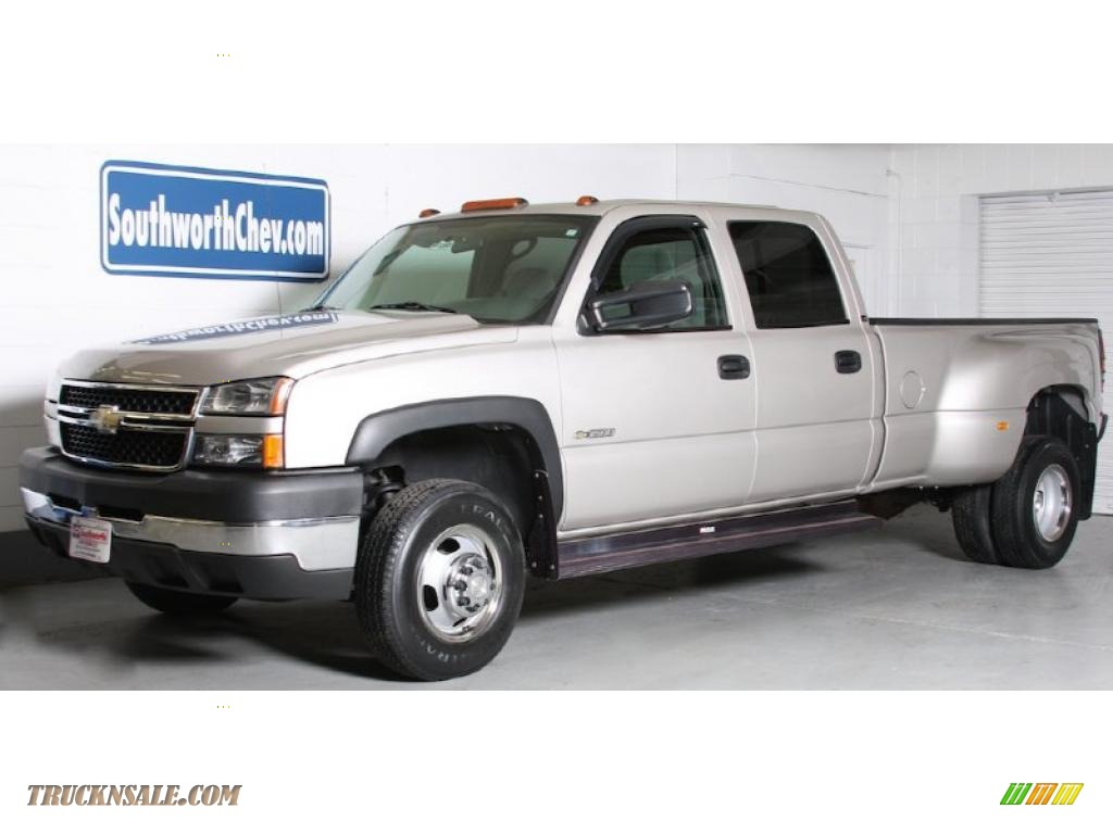 2006 Chevrolet Silverado 3500 LS Crew Cab 4x4 Chassis in Silver Birch