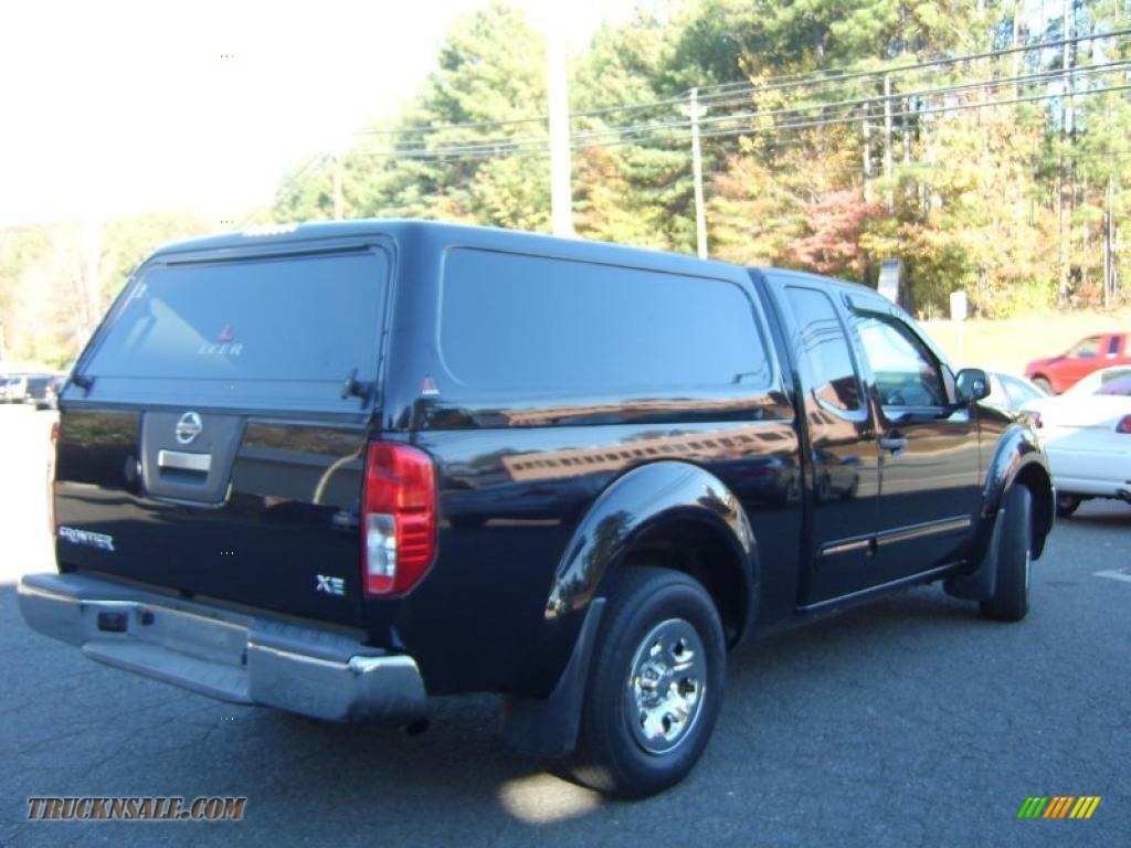 2006 Frontier XE King Cab - Super Black / Charcoal photo #6