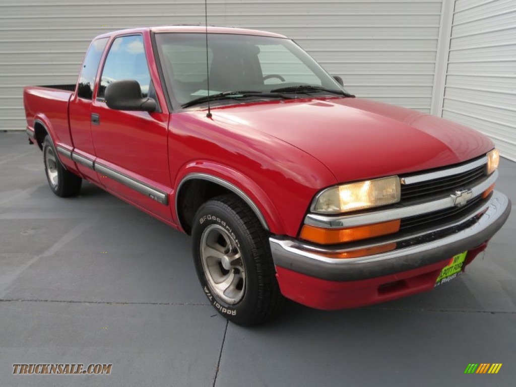 1998 S10 LS Extended Cab - Bright Red / Graphite photo #1