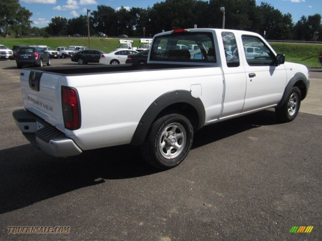 2004 Frontier XE King Cab - Avalanche White / Gray photo #3