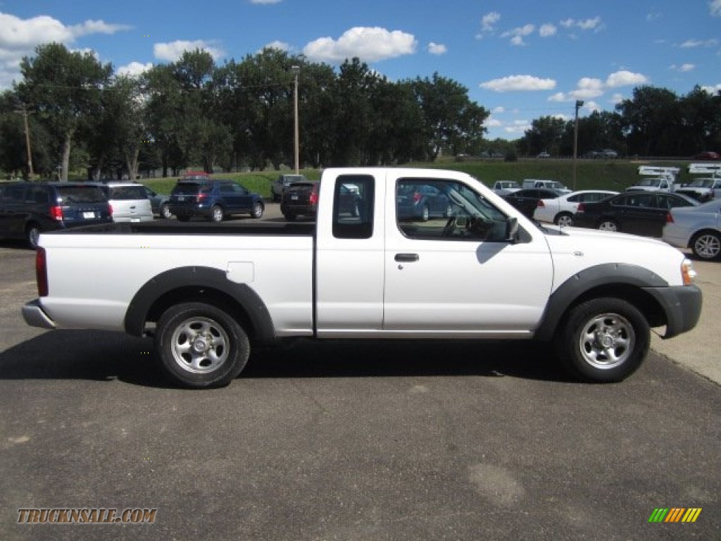 2004 Frontier XE King Cab - Avalanche White / Gray photo #13