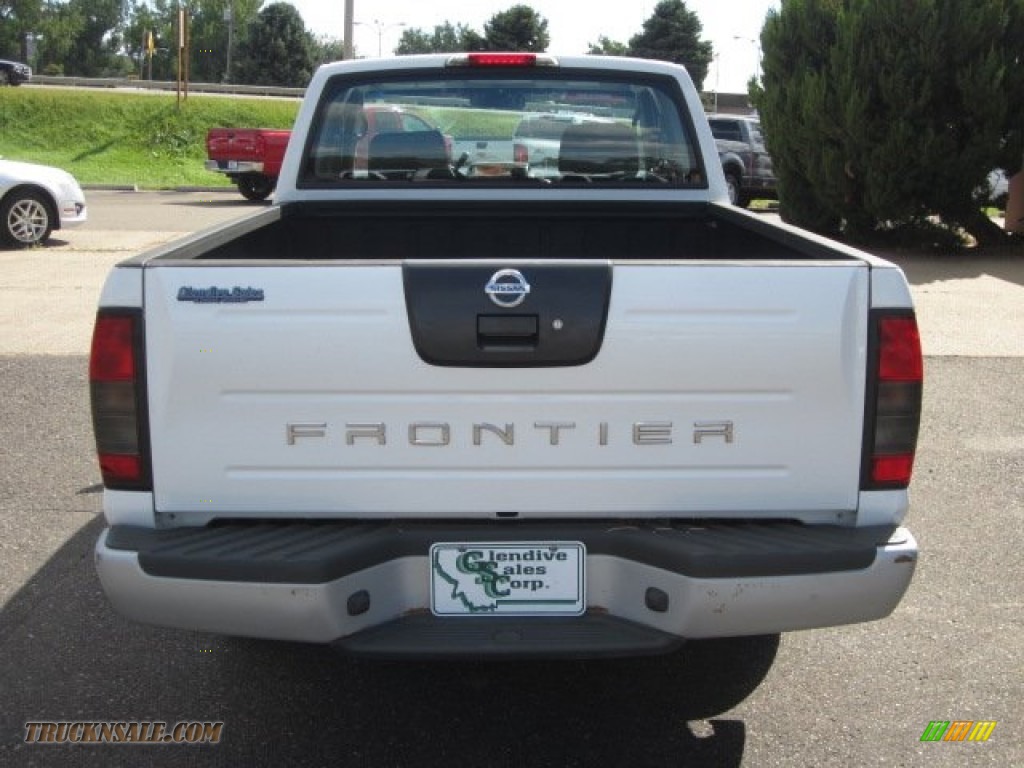 2004 Frontier XE King Cab - Avalanche White / Gray photo #15