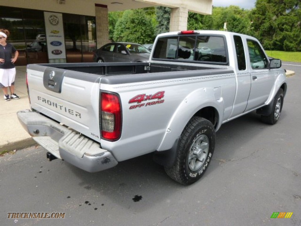 2004 Frontier XE V6 King Cab 4x4 - Radiant Silver Metallic / Charcoal photo #8