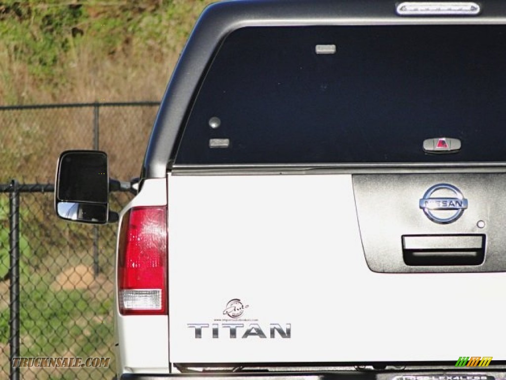 2006 Titan LE Crew Cab 4x4 - White / Graphite/Titanium photo #28
