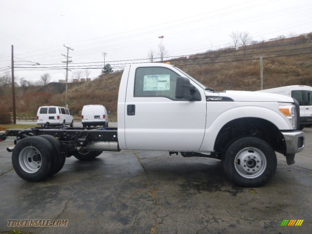 2015 F350 Super Duty XL Regular Cab 4x4 Chassis - Oxford White / Steel photo #2