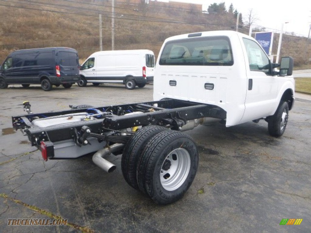 2015 F350 Super Duty XL Regular Cab 4x4 Chassis - Oxford White / Steel photo #3